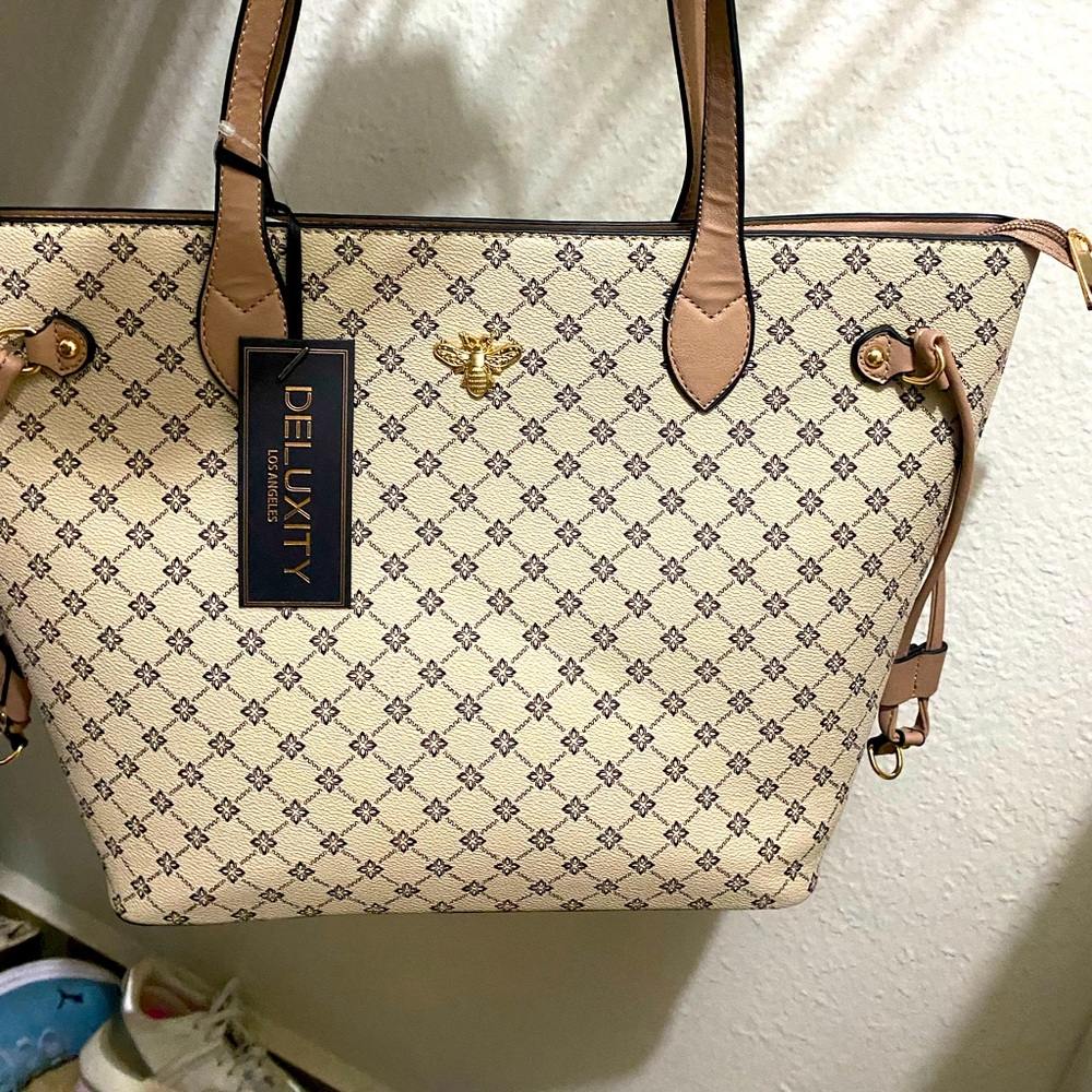Deluxity Los Angeles big tote bag. Tan and brown color